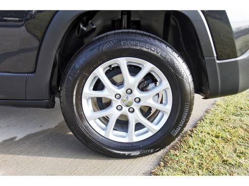 Used 2015 Jeep Cherokee Sport image 31