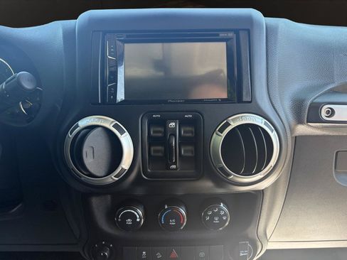 Used 2018 Jeep Wrangler Unlimited Sahara AWD/4WD image 15