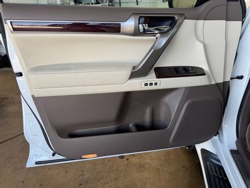 Used 2017 Lexus GX 460 Luxury w/ Preferred Accessory Package AWD/4WD image 4