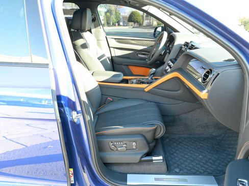 Used 2025 Bentley Bentayga image 55