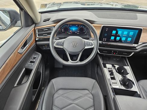 Used 2025 Volkswagen Atlas SE image 40