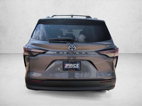 Used 2025 Toyota Sienna LE FWD image 7