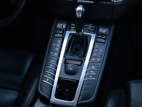 Used 2015 Porsche Macan Turbo AWD/4WD image 32