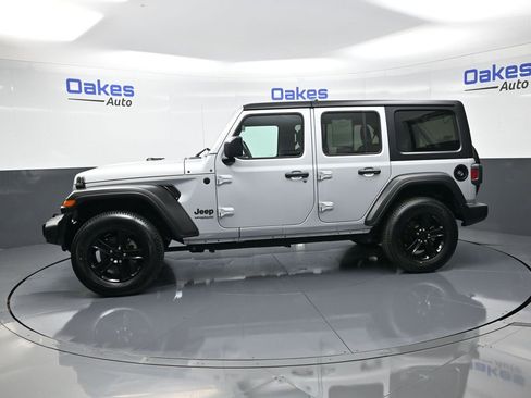 Used 2022 Jeep Wrangler Unlimited Sport image 4