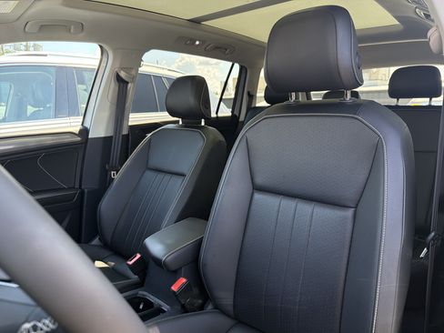 Used 2024 Volkswagen Tiguan SE w/ Panoramic Sunroof Package AWD/4WD image 9