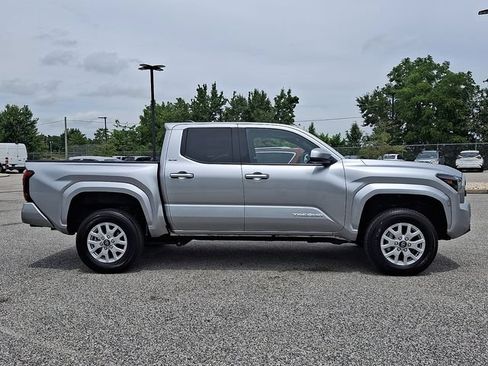 Used 2024 Toyota Tacoma SR5 AWD/4WD image 10