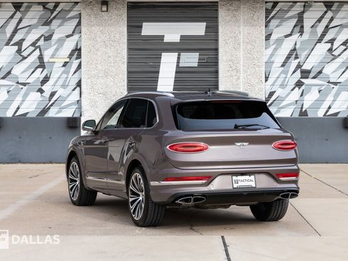 Used 2024 Bentley Bentayga Azure image 11