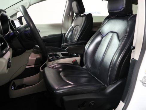 Used 2023 Chrysler Pacifica Touring-L FWD image 23