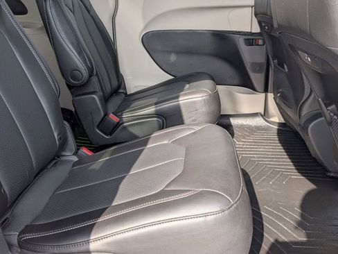 Used 2023 Chrysler Pacifica Touring-L image 27