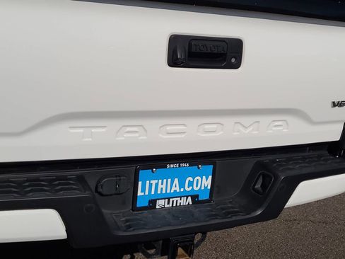 Used 2022 Toyota Tacoma TRD Off-Road w/ TRD Premium Off Road Package image 15