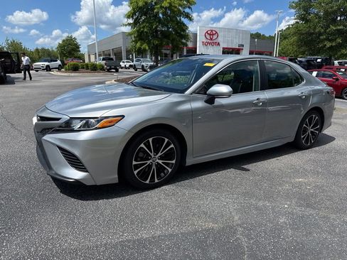 Used 2019 Toyota Camry SE w/ Audio Package FWD image 2