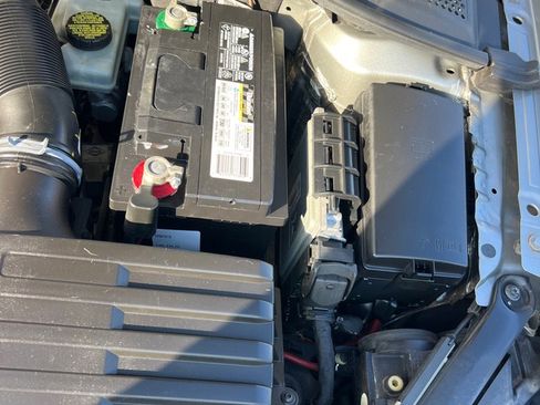 Used 2015 Volkswagen Golf S image 40