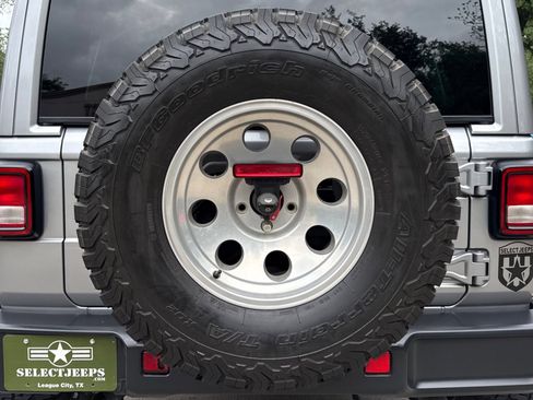 Used 2018 Jeep Wrangler Unlimited Sahara AWD/4WD image 8