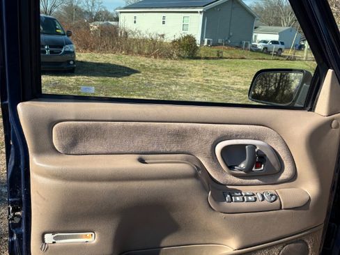 Used 1999 Chevrolet Tahoe Z71 w/ Comfort & Security Pkg image 17