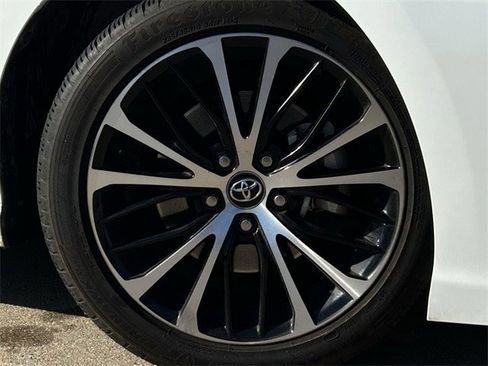 Used 2020 Toyota Camry SE image 10