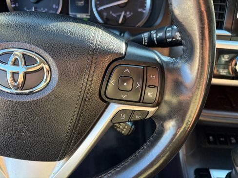 Used 2019 Toyota Highlander XLE image 17