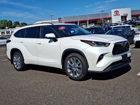 Certified 2021 Toyota Highlander Limited AWD/4WD image 1