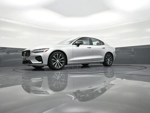 Used 2022 Volvo S60 B5 Inscription image 23