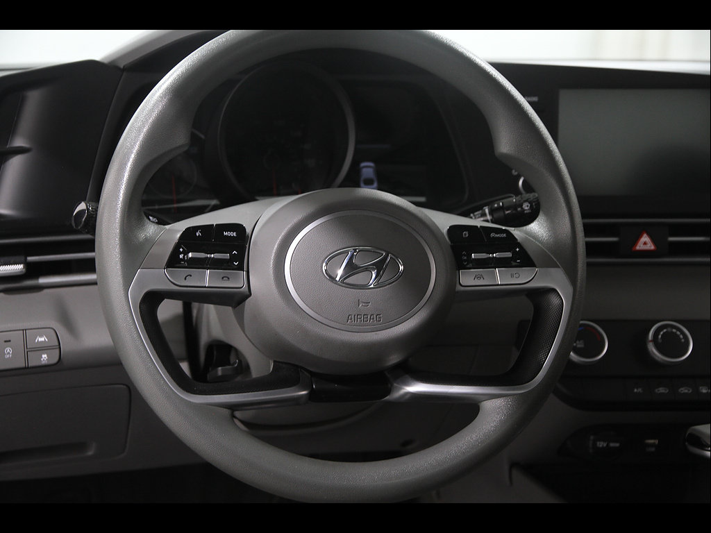 Used 2022 Hyundai Elantra SE FWD image 7