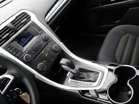 Used 2015 Ford Fusion SE FWD image 20