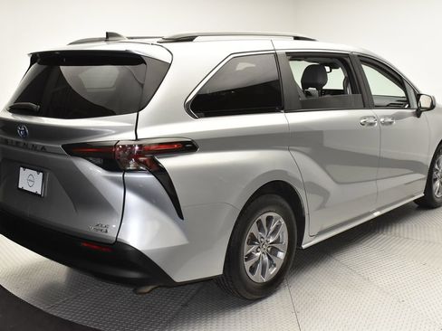 Used 2024 Toyota Sienna XLE FWD image 5