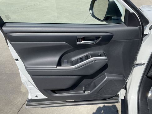 Used 2025 Toyota Highlander XLE AWD/4WD image 23
