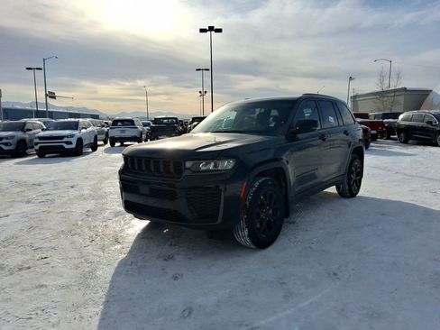 New 2026 Jeep Grand Cherokee Laredo image 4