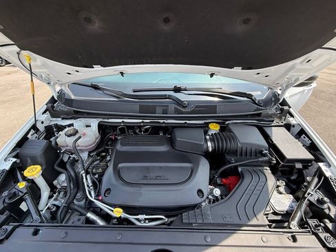 Used 2025 Chrysler Pacifica Limited FWD image 34