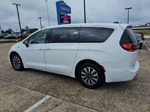 Used 2023 Chrysler Pacifica Touring-L FWD image 6
