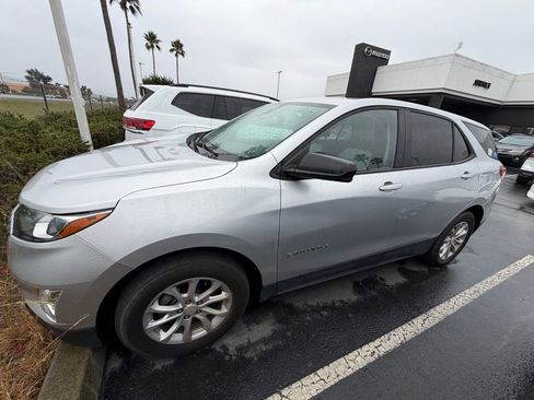 Used 2020 Chevrolet Equinox LS w/ LS Convenience Package FWD image 2