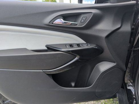 Used 2025 Chevrolet Trax LT w/ LT Convenience Package FWD image 11