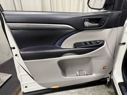 Used 2018 Toyota Highlander Limited AWD/4WD image 23