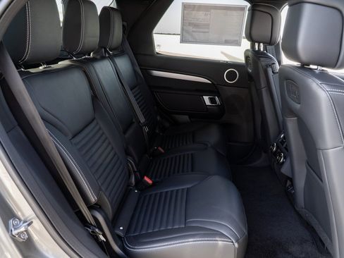 Used 2025 Land Rover Discovery Dynamic SE image 23