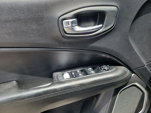 Used 2018 Jeep Compass Latitude FWD image 15