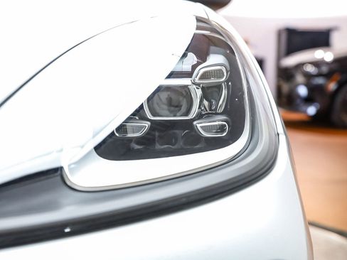 Used 2022 Porsche Cayenne Platinum Edition image 11