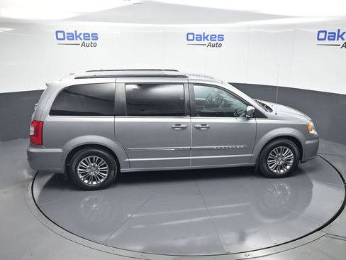 Used 2013 Chrysler Town & Country Touring-L w/ Driver Convenience Group FWD image 52