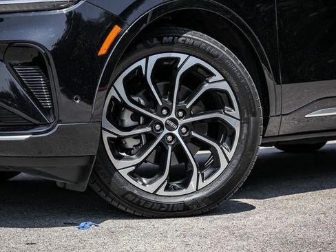 Used 2024 Lincoln Nautilus Reserve image 3