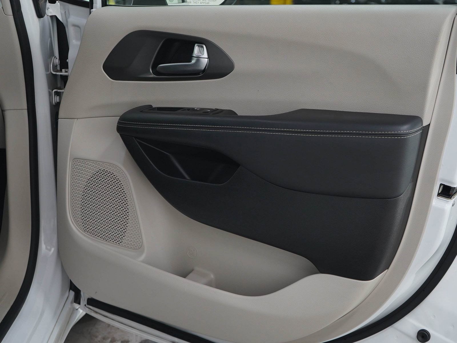 Used 2023 Chrysler Pacifica Touring-L FWD image 9