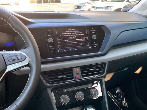 Certified 2023 Volkswagen Taos SE w/ Panoramic Sunroof Package image 6