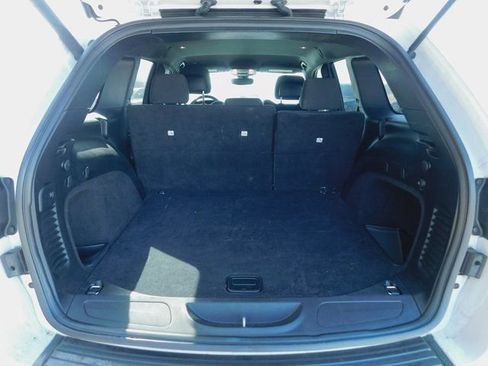 Used 2019 Jeep Grand Cherokee Laredo image 31