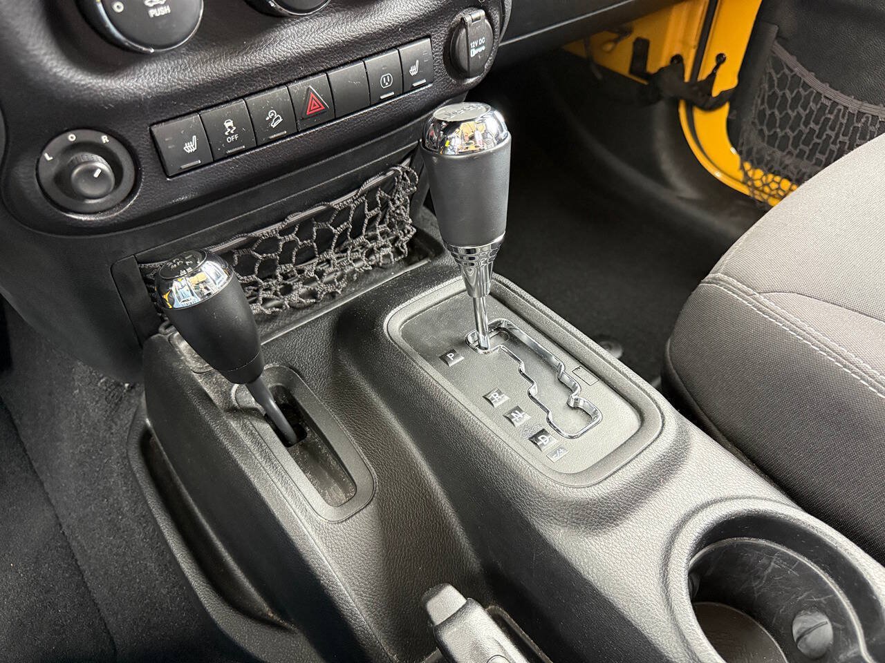 Used 2015 Jeep Wrangler Unlimited Rubicon w/ Connectivity Group AWD/4WD image 17