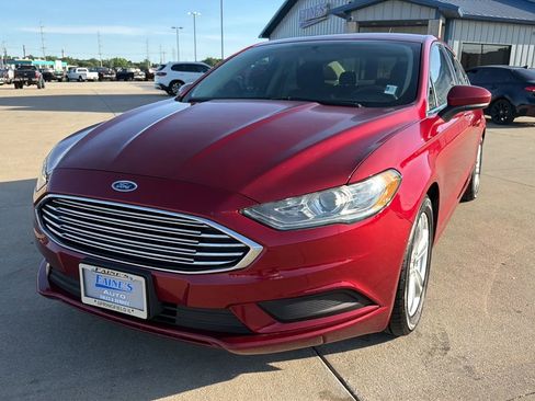 Used 2018 Ford Fusion SE w/ Fusion SE Technology Package FWD image 4