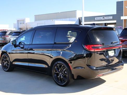 New 2026 Chrysler Pacifica Limited w/ Uconnect Theater Family Group FWD image 5