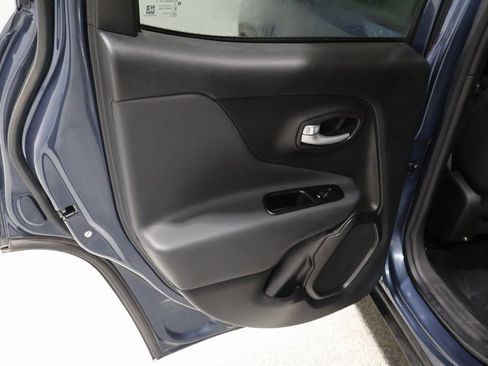 Used 2023 Jeep Renegade Latitude w/ Premium Group image 16