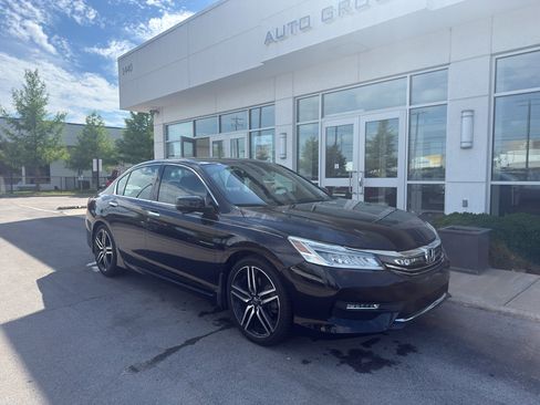 Used 2017 Honda Accord Touring image 1