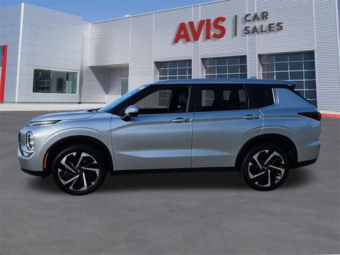Used 2024 Mitsubishi Outlander SE image 2