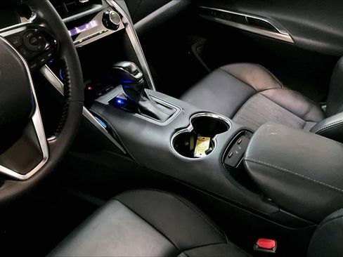 Used 2021 Toyota Venza XLE image 19