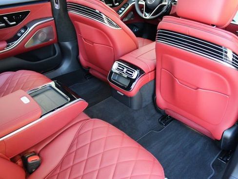 Used 2025 Mercedes-Benz S 580 4MATIC Sedan w/ AMG Line Package image 16