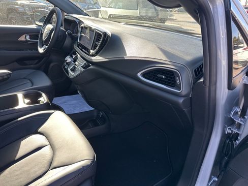 New 2026 Chrysler Pacifica Select image 50