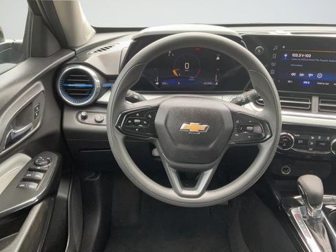 Used 2025 Chevrolet Trax LT FWD image 15